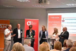 Talkrunde im Rahmen des Unternehmerabends - Copyright: BVMW Nordbaden-Rhein-Neckar Ein Panel von fünf Personen diskutiert auf einer Bühne vor einem Publikum.